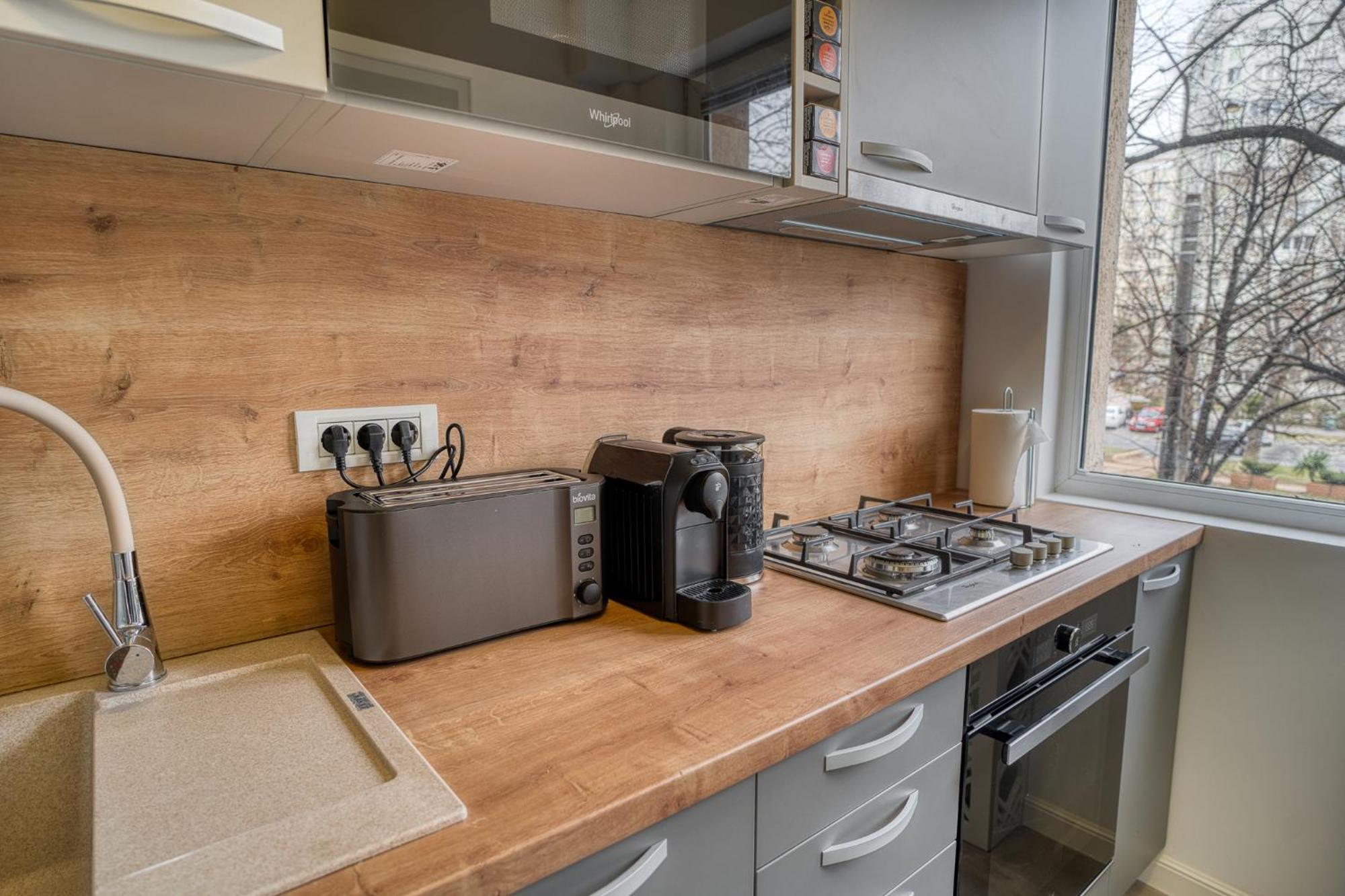 City Chic Retreat: Newly Renovated 1Br Apartment Bukarest Exteriör bild