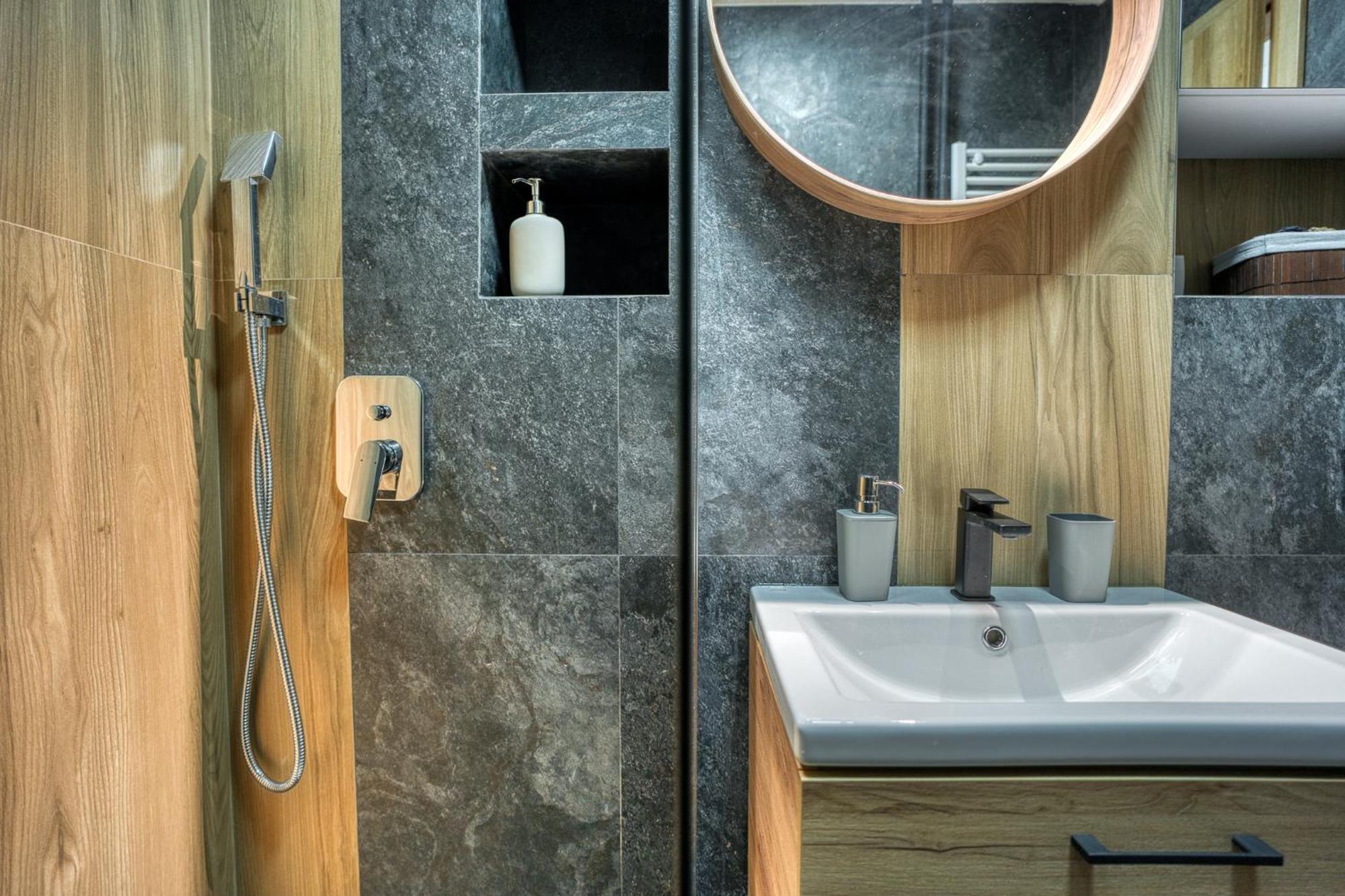City Chic Retreat: Newly Renovated 1Br Apartment Bukarest Exteriör bild